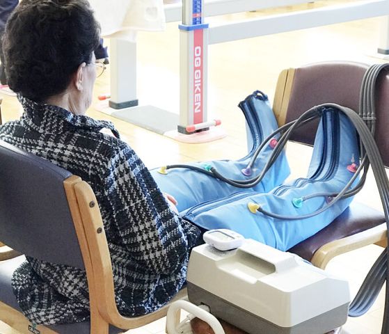 機械使用の様子 機能訓練室 快適な装置を使用したトレーニングの様子です。直接支援が可能な環境が整っています。
