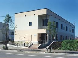 明るい日差しの建物外観