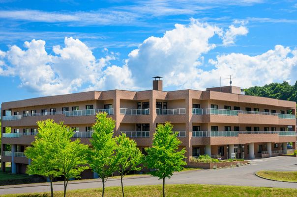 緑に囲まれた建物外観