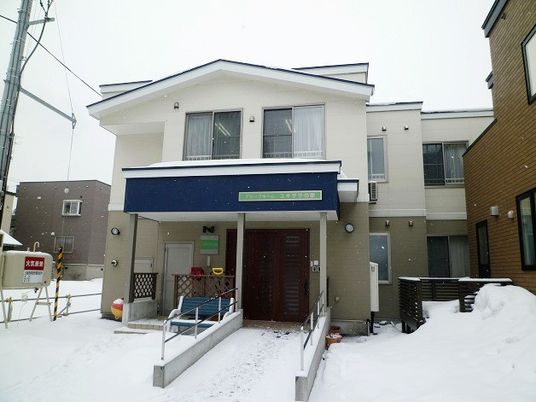 雪の日の施設外観  