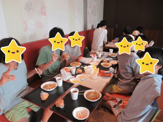 利用者が食事を楽しむ風景