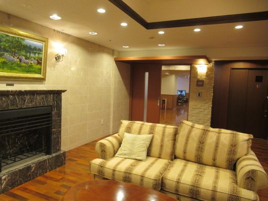 ソファと暖炉のラウンジ