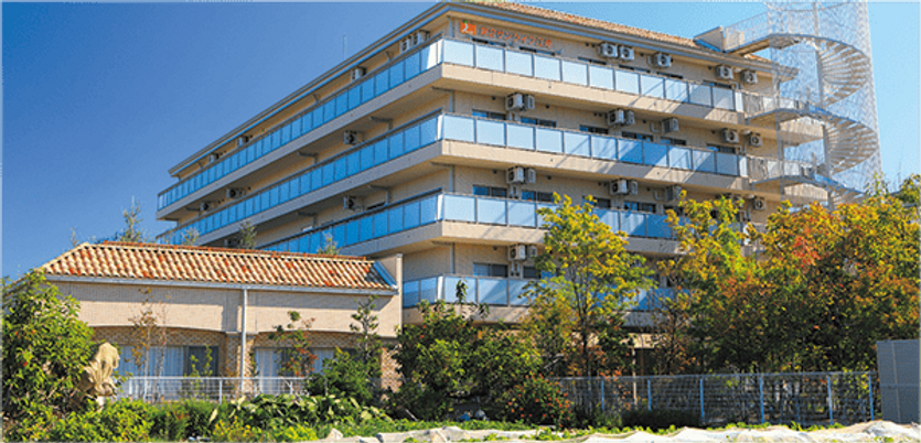 植物に囲まれた建物外観