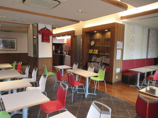 カラフルな椅子の食堂