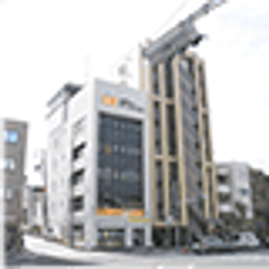 白いビルの外観