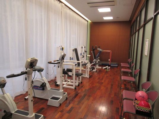 運動機器が並ぶ室内