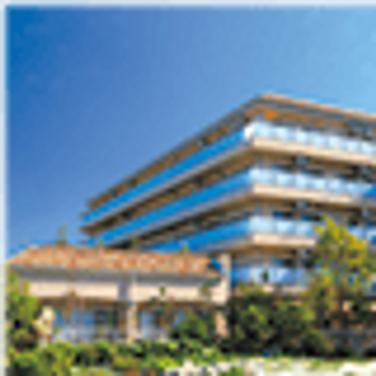 青空の建物外観