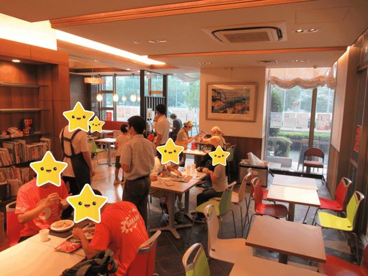 食事を楽しむ人々がいる部屋