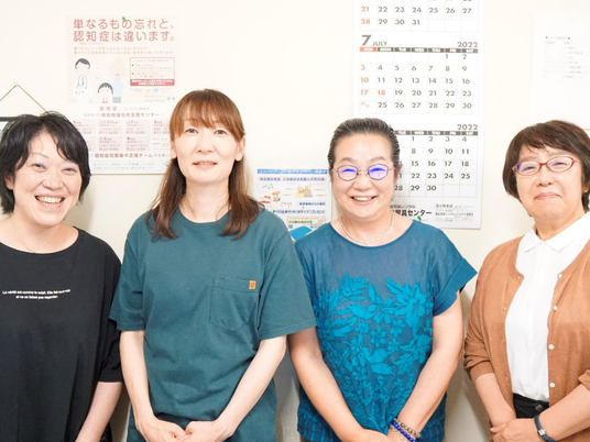 笑顔の職員が並ぶ掲示前