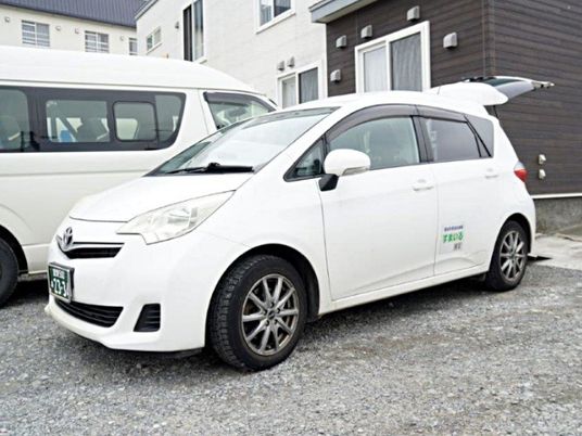 送迎車が停まる外観  