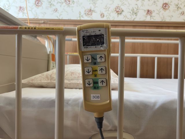 ベッド柵のコントローラー 居室 操作しやすいコントローラーが備わっているので、ベッドの位置を簡単に調節できます。