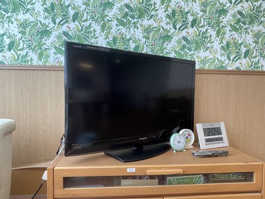 テレビと時計のある部屋