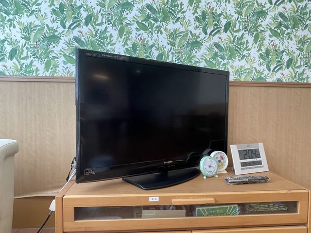 テレビと時計のある部屋 テレビ テレビの周りには、時間を確認できる時計が便利に配置されています。