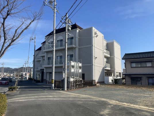 白い建物の外観