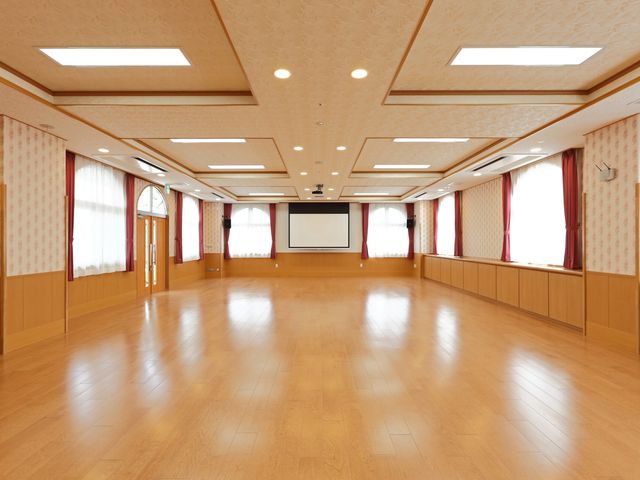 広々とした多目的室 多目的室 自然光が差し込む広々としたスペースで、多様な活動に適しています。明るい雰囲気が魅力です。