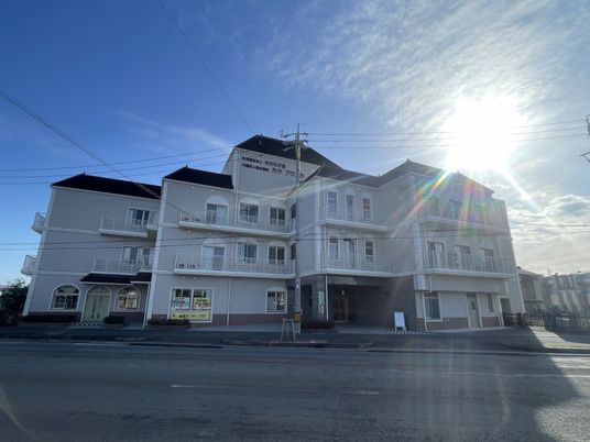 白い外観の建物