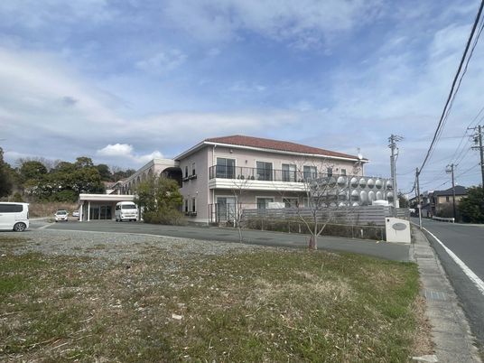 広々とした外観