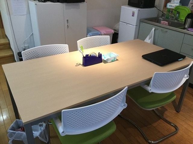 ダイニングのテーブル ダイニングルーム   明るい木目調のテーブルを囲む、こぢんまりとした食事スペースです。椅子が複数あり、少人数で使いやすそうです。