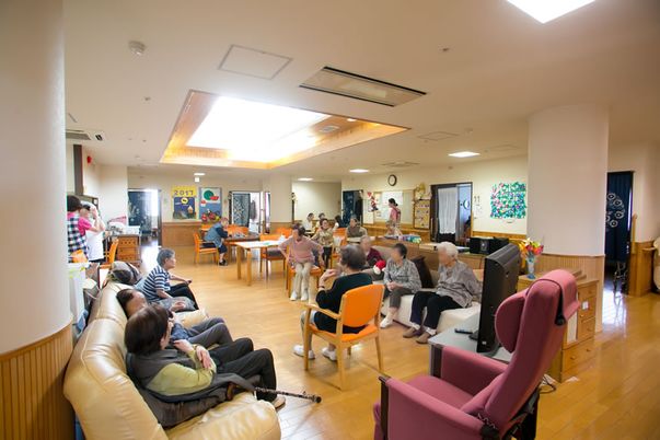 椅子が並ぶ広いラウンジ