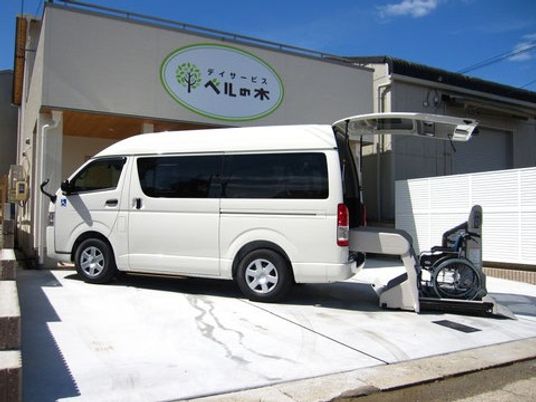 送迎車と建物外観  