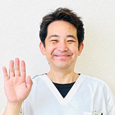笑顔の男性職員