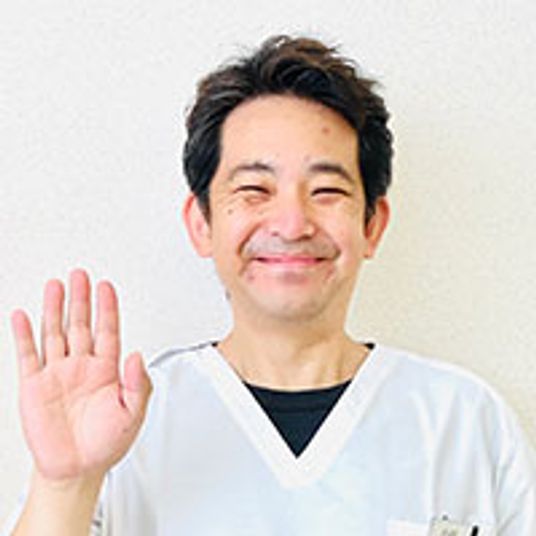 笑顔の男性職員
