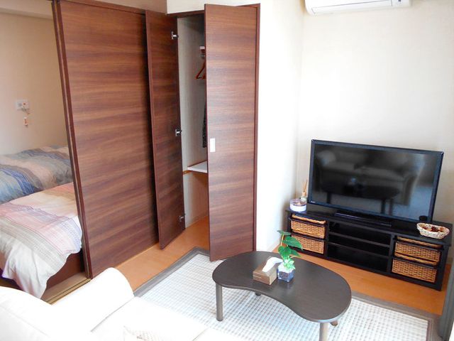 快適な居室空間 居室 整えられた居室は、日々の生活とリラックスが感じられる配慮が行き届いています。清潔感のあふれるベッドとフラットテレビが快適な時を約束します。