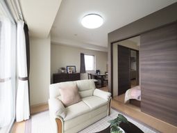 明るい居室の一角