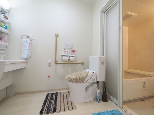 バリアフリーのトイレ設備 トイレ 手すりを備えた安心のトイレ空間です。清潔感があり、使いやすい設計がされておりますので、快適にご利用いただけます。