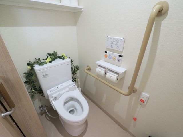 バリアフリートイレ設備 トイレ 手すり付きのトイレは、安全に配慮された作りとなっており、快適な使用を支援します。緊急時にはすぐにスタッフを呼べるような設計です。
