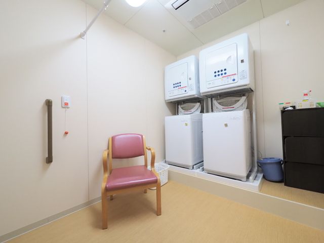 洗濯設備の整った室内 洗濯器 清潔感のある洗濯スペースです。効率的に仕事ができる環境で快適にお仕事をしていただけます。