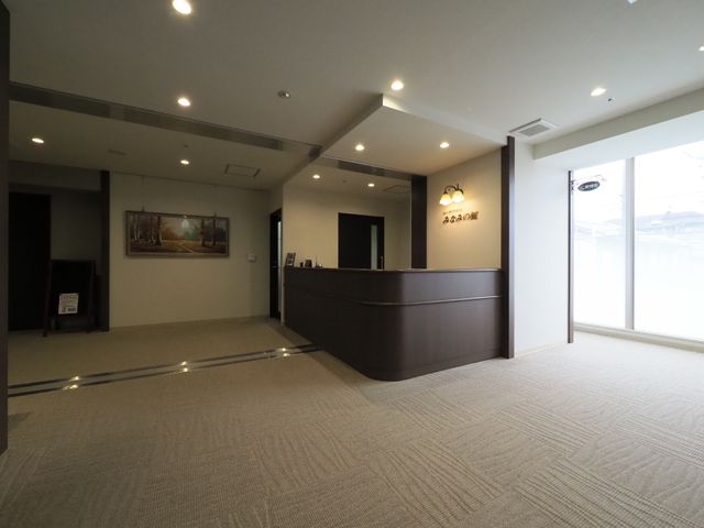 清潔なロビーの風景 受付 広々としたロビーは清潔感があり、アートワークも飾られています。快適な初対面の印象が期待できます。