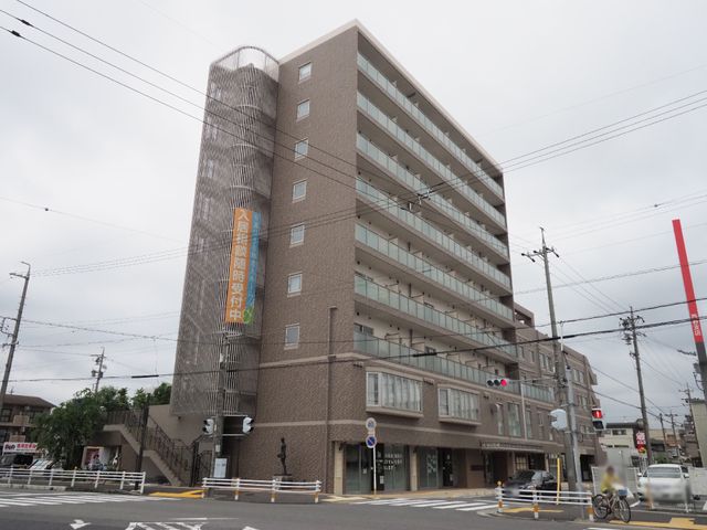都市型施設外観 建物全体外観 交通アクセスが良好な現代的な建物です。駅近くの立地で、毎日の通勤が便利になります。