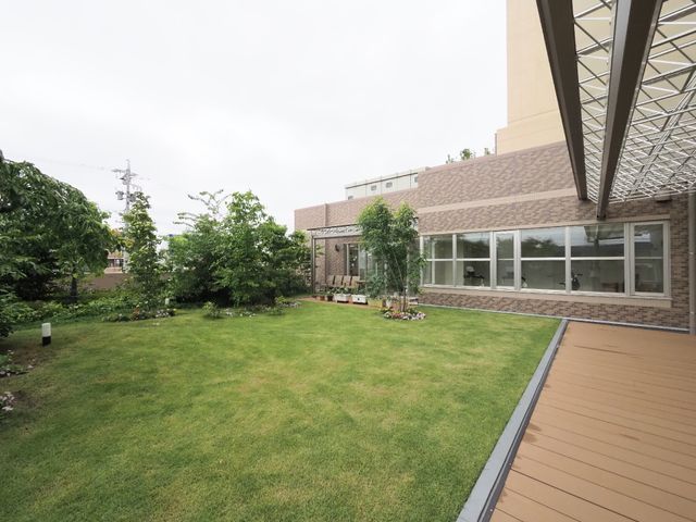広々とした緑豊かな中庭 ベランダ 落ち着いた雰囲気の中庭で、居住者の方々は四季を感じながらゆったりとした時間を過ごすことができます。