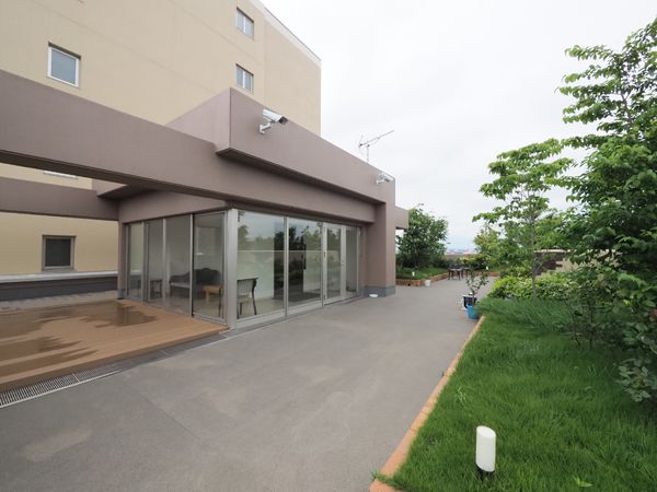 庭付き施設外観