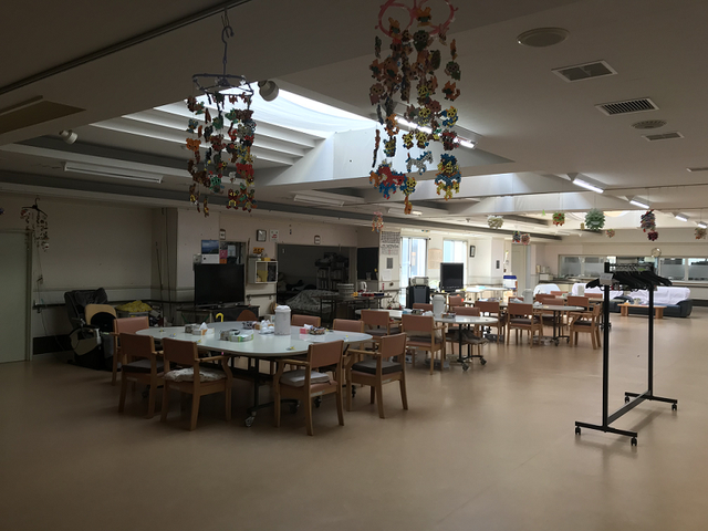 広い食堂 食堂   天井が高く、窓からの光が入る明るい食堂です。複数のテーブルが並び、落ち着いて食事しやすい雰囲気です。