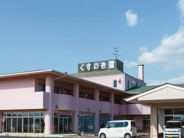 明るい二階建ての外観 外観 広々とした二階建ての明るい施設です。空を背景にした開放的な雰囲気が魅力です。