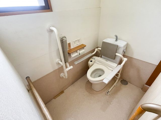 手すり付きのトイレ トイレ 手すり付きで安全に配慮された空間となっております。利用者の方が快適に過ごせる設計です。