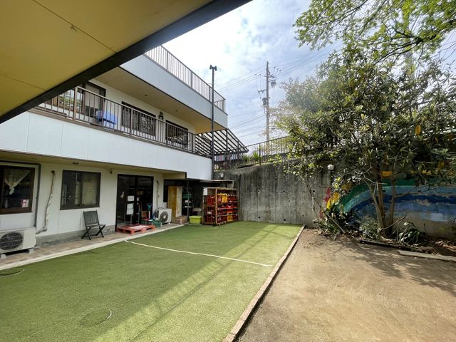 広々とした庭 庭 広々とした庭は、心地良い自然光が楽しめる空間となっています。リラックスタイムに最適です。