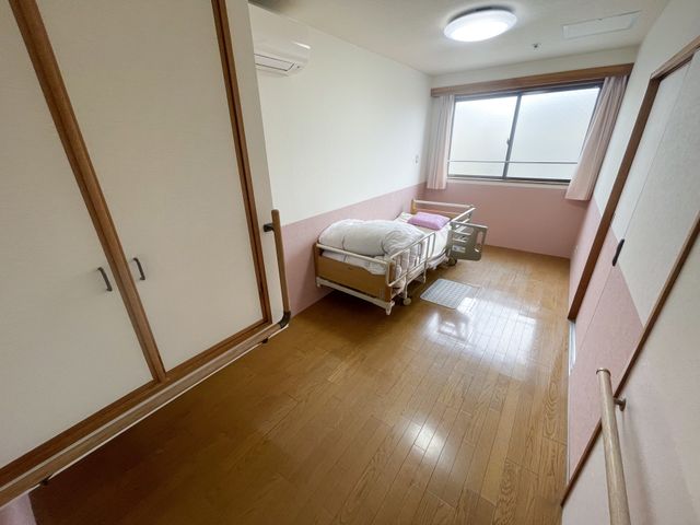 明るいベッドルーム 居室 自然光がたっぷりと差し込む居室です。手すり付きで安心して過ごせます。