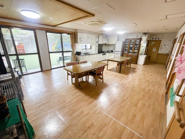 広々としたダイニング ダイニングルーム 自然光が入る明るい空間です。調理設備が整い、食事や交流が楽しめる場所になっています。