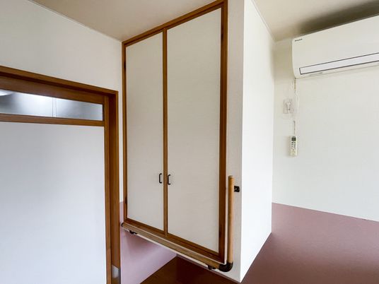 明るい居室のクローゼット