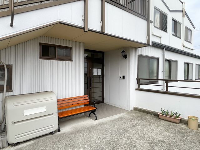 温かみのある外観 外観 優しい色合いのベンチが設置されているエントランスです。利用者にとって心地よい休憩スポットになっています。