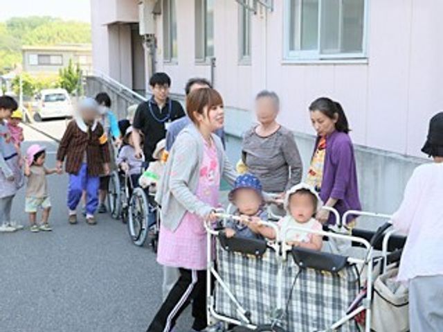 笑顔あふれる中庭の様子 日常風景 笑顔が交わる温かいひと時を過ごせる中庭です。世代を超えた交流が、ここには息づいています。