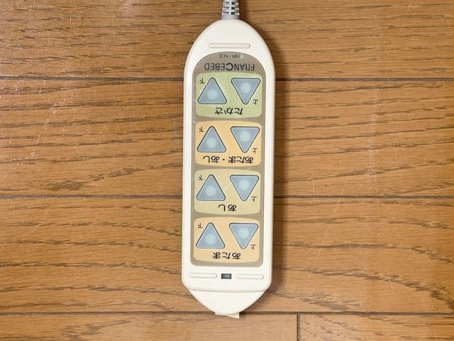 介護用機器のリモコン スタッフイメージ 多機能リモコンは操作が簡単で、介助者にとっても扱いやすい設計です。