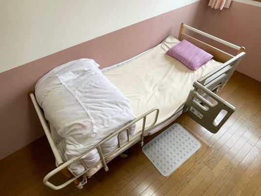 ベッドと床の居室