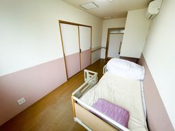 ベッドとクローゼットの居室