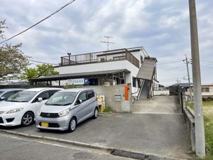 駐車場付きの外観