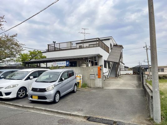 駐車場付きの外観