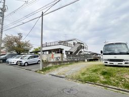 駐輪場と駐車場の外観